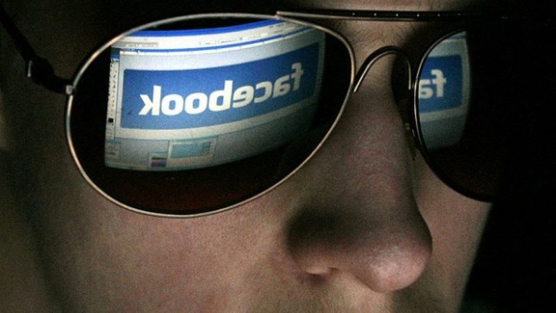 Cómo descargar todos los datos que Facebook tiene sobre ti en solo 3 pasos