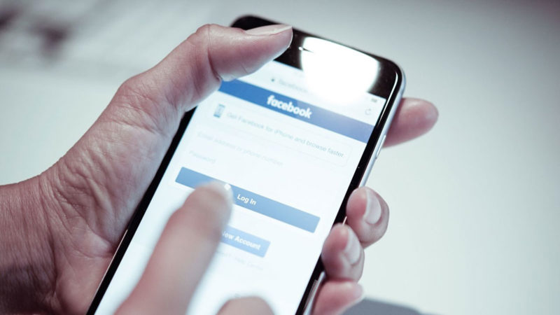¿Es verdad que Facebook espía todo lo que dices usando tu móvil?