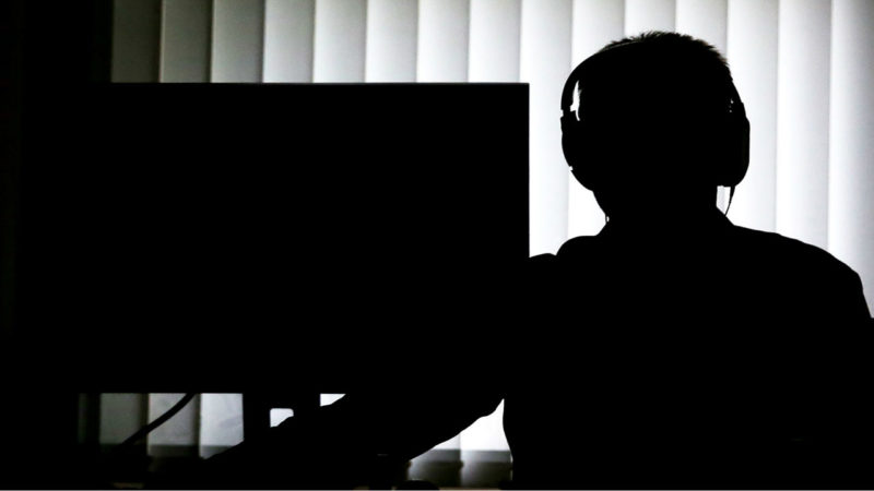 Así te pueden espiar si hablas por Skype o WhatsApp mientras tecleas