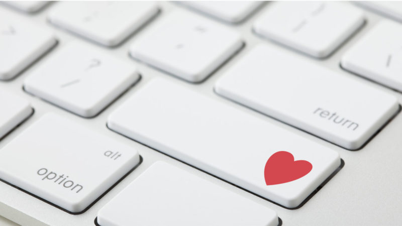 Así es cómo te pueden espiar mientras ligoteas online