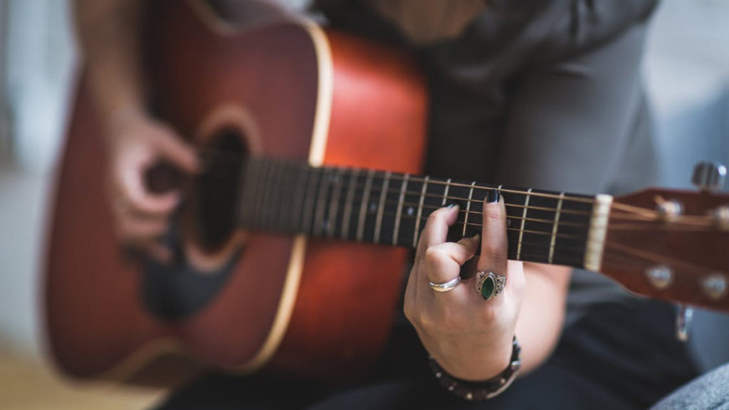 Aprende a tocar la guitarra fácilmente con estas aplicaciones