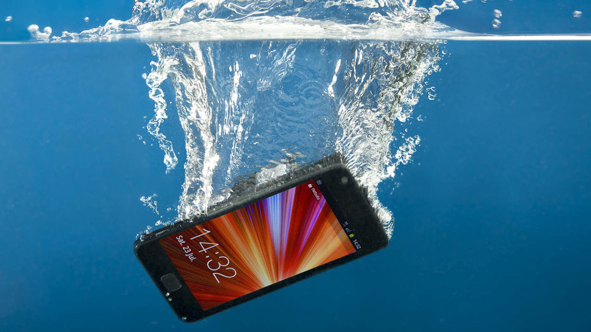 Cómo intentar salvar un teléfono que se ha mojado Softonic