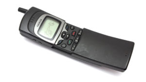 WhatsApp, Facebook y YouTube llegan a los móviles “ladrillo” de antaño