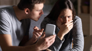 3 apps que prometen espiar a tu pareja por WhatsApp… pero que son un tremendo engaño