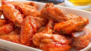 Los Vengadores Endgame: Tenemos a nuevos candidatos para salvar a Iron Man… ¡alitas de pollo!