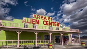 El evento viral para invadir el Área 51 ya tiene un millón de participantes: Keanu Reeves, Chuck Norris y Obama se unen a la fiesta