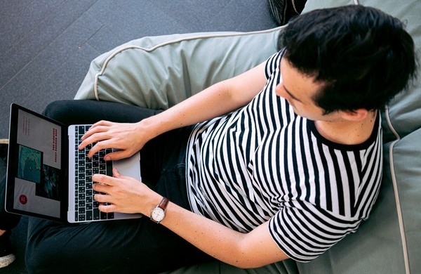 Hombre utilizando un portátil