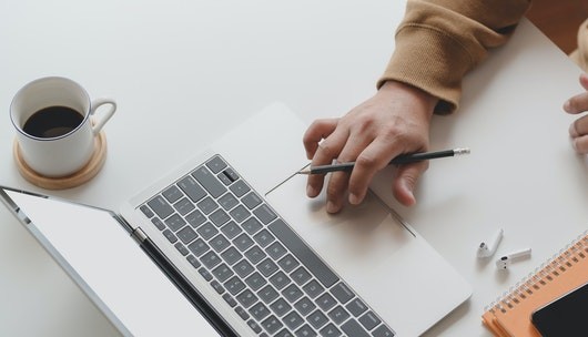 Persona utilizando un portátil