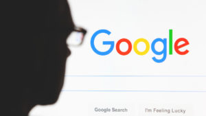 Come eliminare ricerche, interessi e spostamenti salvati da Google