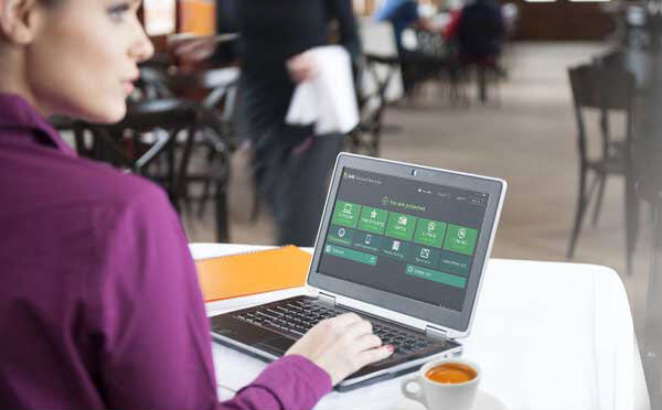 Interface do AVG Free... e uma moça bebendo café Interface do AVG Free... e uma moça bebendo café