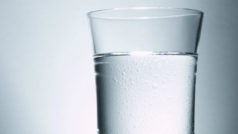 Água e sal: tudo que você precisa para recarregar seu smartphone