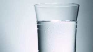 Água e sal: tudo que você precisa para recarregar seu smartphone